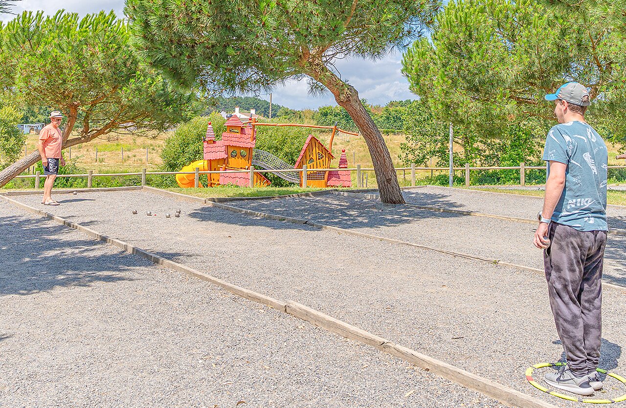 Jeu de boules baan en speeltuin op camping VAGUES OCEANES Micheli�re, Givrand (85).