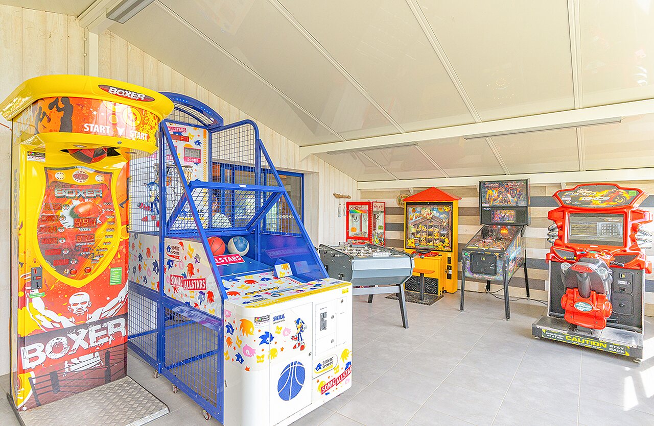 Speelzaal met arcadekasten, flipperkasten en voetbalspel op camping VAGUES OCEANES Micheli�re in Givrand (85).