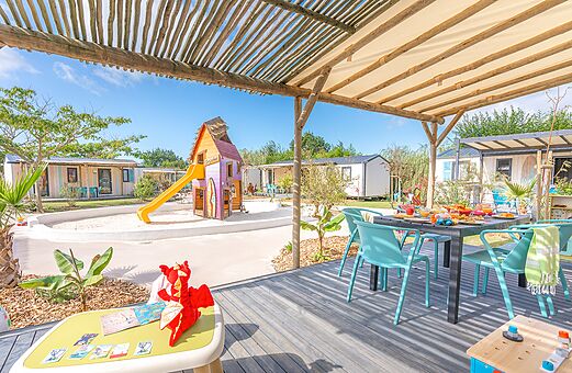 Speeltuin met glijbaan en stacaravans op camping VAGUES OCEANES Michelière in Givrand (85).