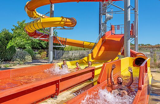 Kleurrijke waterglijbanen met vakantiegangers op camping VAGUES OCEANES Micheli�re in Givrand (85).