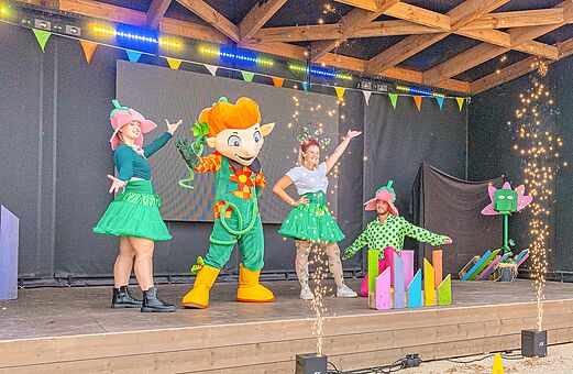 Show met mascotte en animatoren op podium op camping VAGUES OCEANES Michelière in Givrand (85).