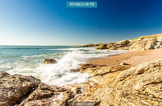 Rotsstrand en golven in Br�tignolles-sur-Mer, bezienswaardigheid in Vend�e.