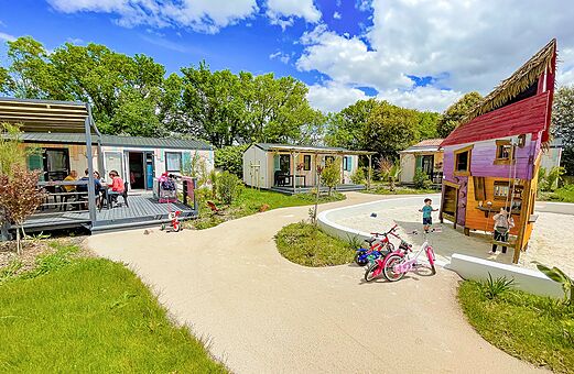 Comfortabele stacaravans, terrassen en kinderspelen op camping VAGUES OCEANES Michelière.