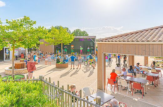 Animatie show en buitenbar op camping VAGUES OCEANES Michelière in Givrand (85).