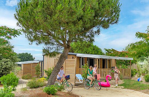 Moderne stacaravans met terras en fietsen op camping VAGUES OCEANES Michelière, Givrand (85).