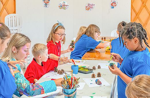 Creatieve workshop voor kinderen op camping VAGUES OCEANES Michelière in Givrand (85).