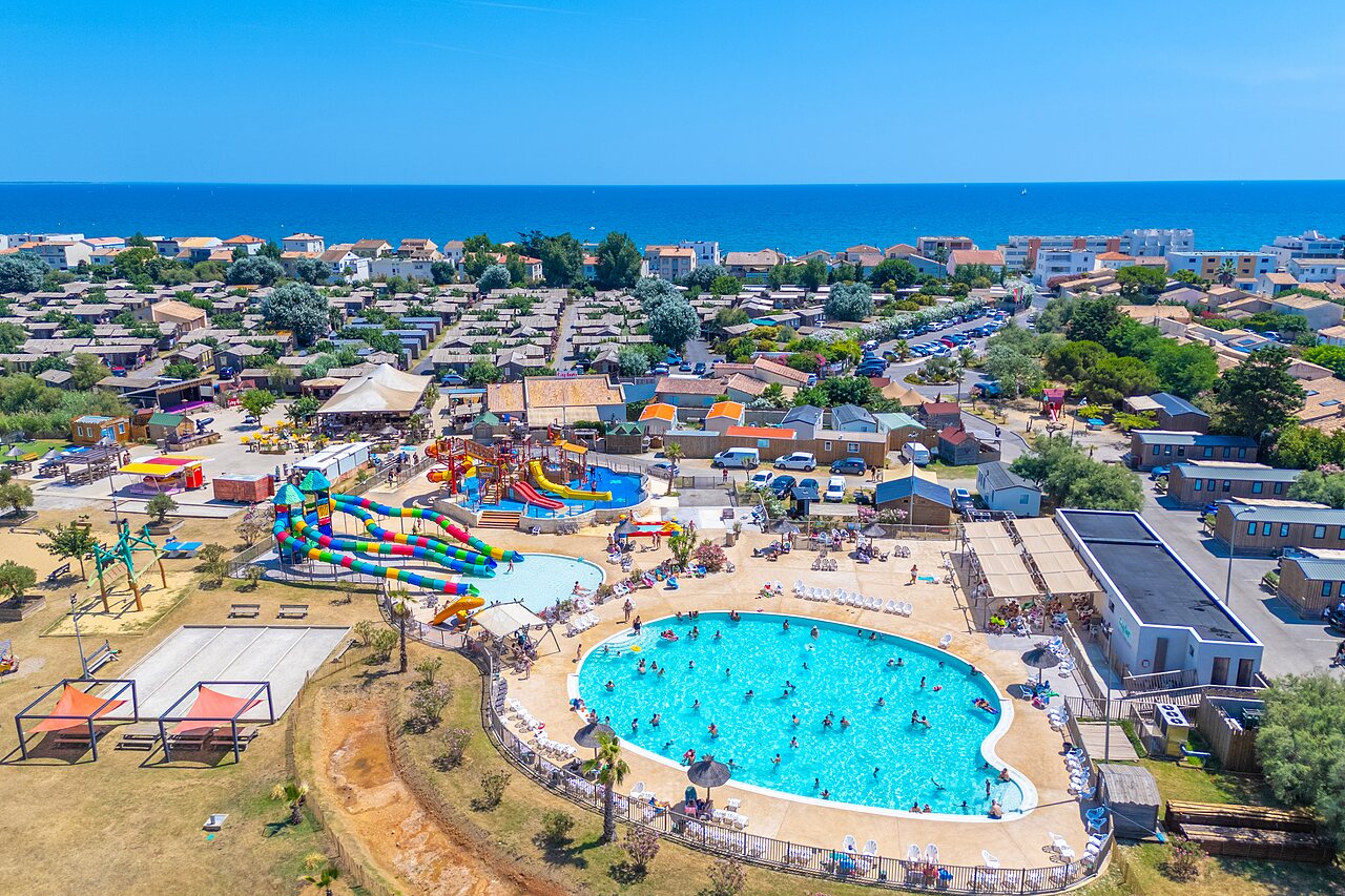 Luchtfoto waterpark, zwembaden en stacaravans op camping CAPFUN Mille P�pites in Carnon (34).