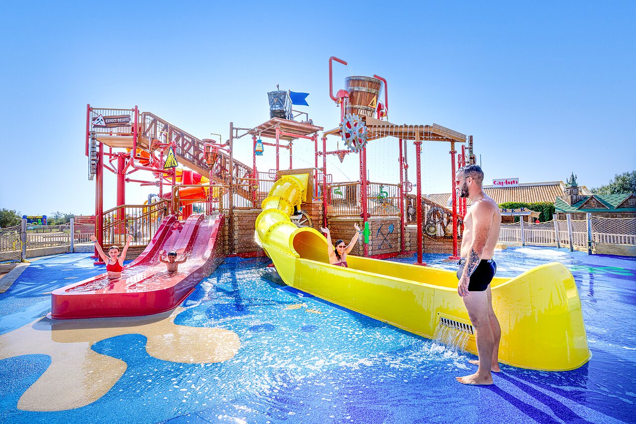 Waterpark, glijbanen en kantelende emmer op camping CAPFUN Mille P�pites in Carnon (34).
