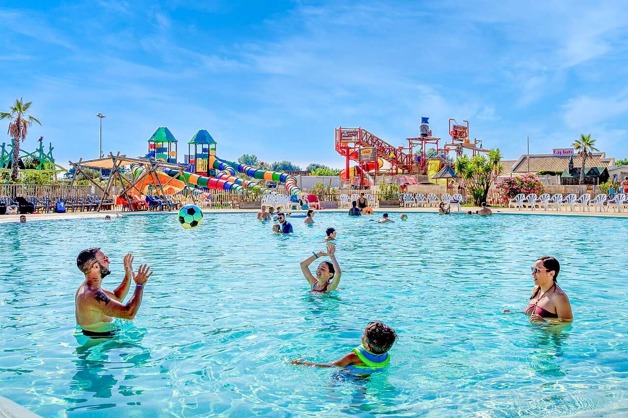 Groot buitenzwembad, glijbanen en waterspellen op camping CAPFUN Mille P�pites in Carnon (34).