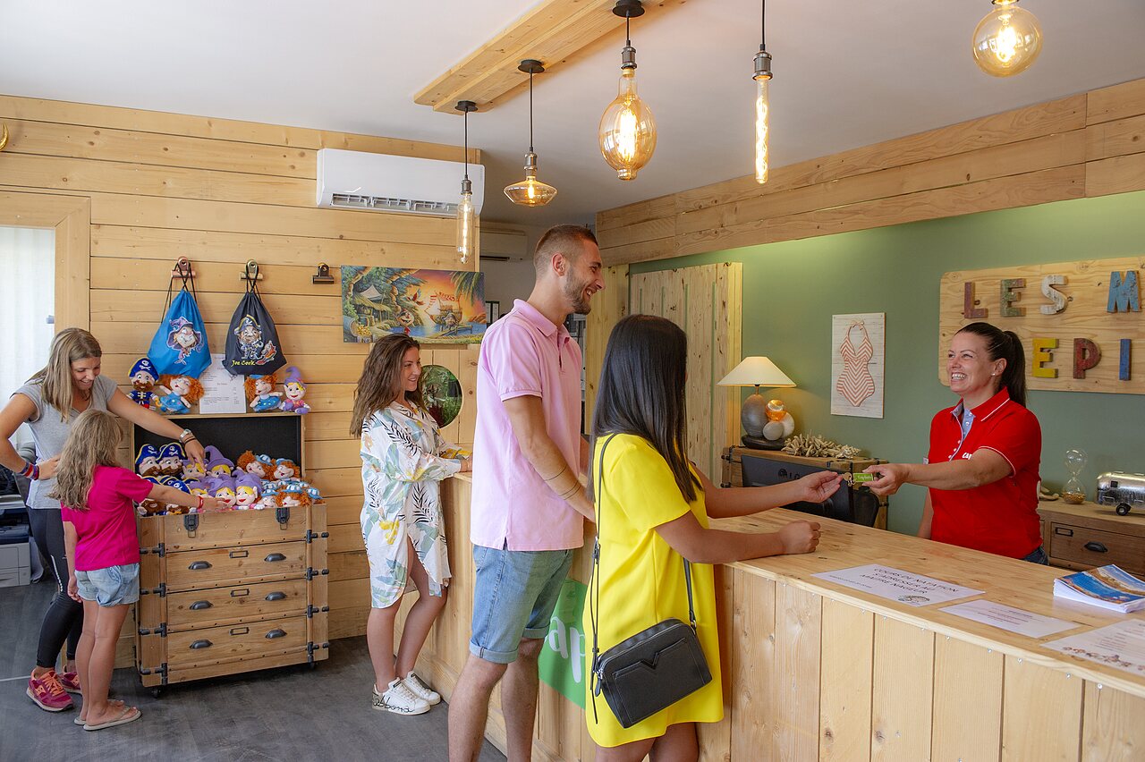 Warm welkom, sleuteloverdracht aan vakantiegangers op camping CAPFUN Mille P�pites in Carnon.