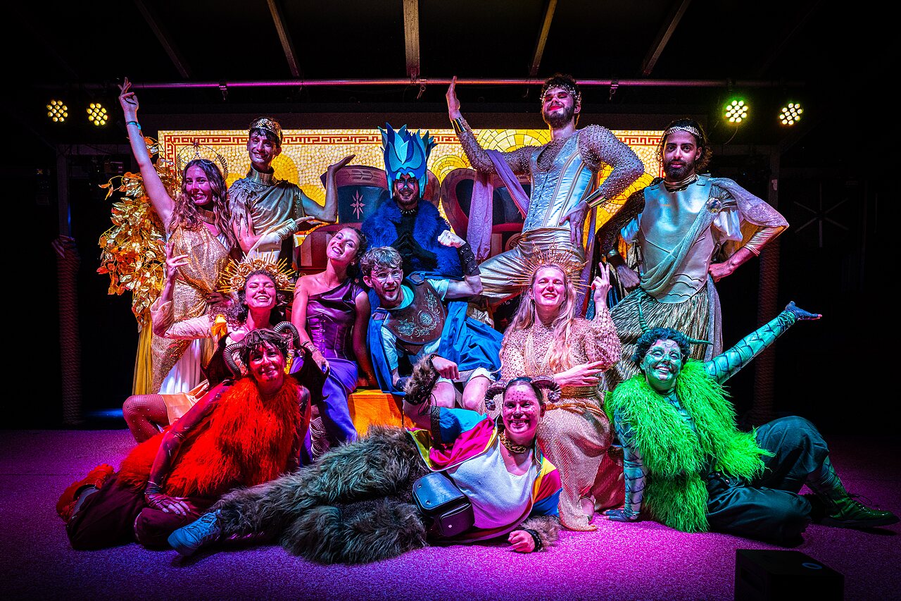 Groep verklede artiesten in show op camping CAPFUN Mille P�pites in Carnon (34).