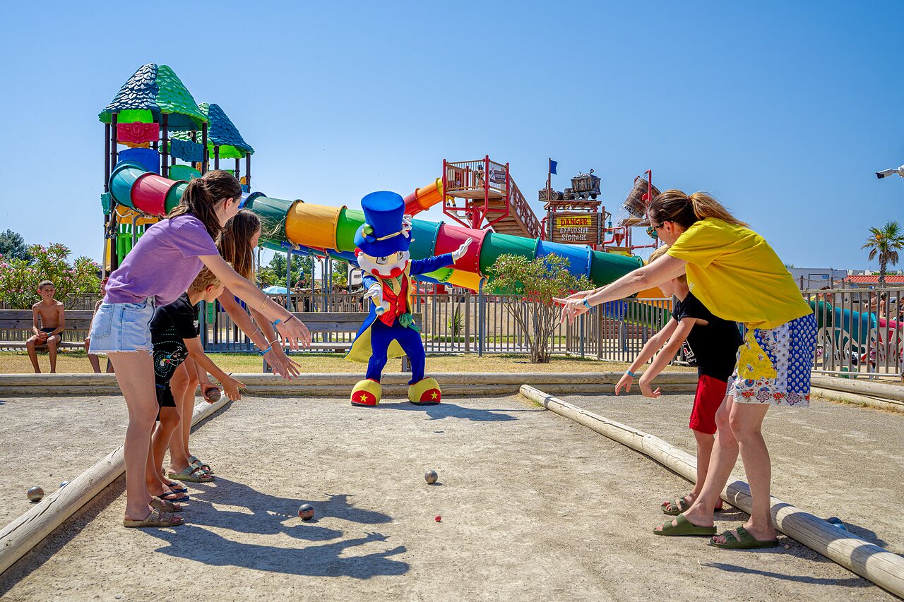 Familie jeu de boules met mascotte op camping CAPFUN Mille P�pites in Carnon.