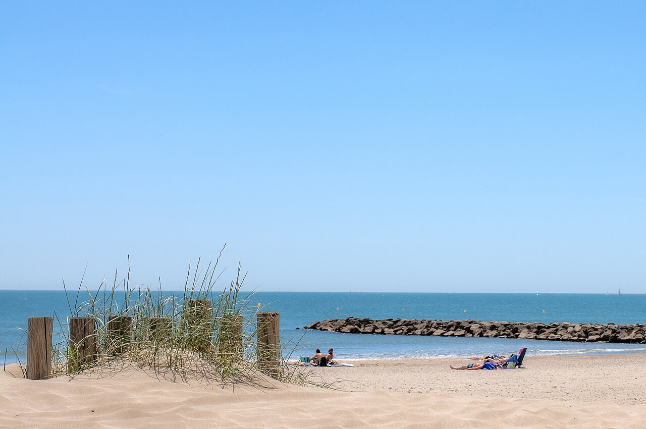 Fijn zandstrand, blauwe zee en duinen, op camping CAPFUN Mille P�pites in Carnon (34).