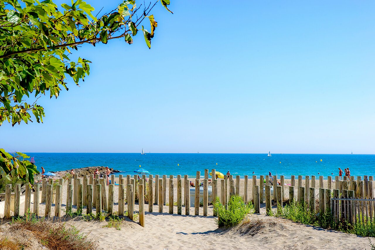 Zandstrand, blauwe zee op camping CAPFUN Mille P�pites in Carnon (34).