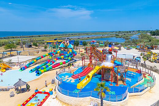 Groot waterpark met kleurrijke glijbanen en zwembad op camping CAPFUN Mille Pépites in Carnon (34).
