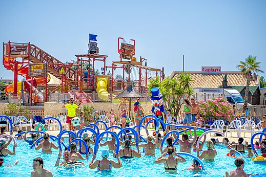 Levendig zwembad, waterattracties en glijbanen op camping CAPFUN Mille P�pites in Carnon (34).