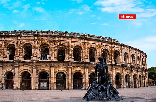 Romeinse arena van Nîmes en stiervechtersbeeld, bezienswaardigheid in Occitanie.
