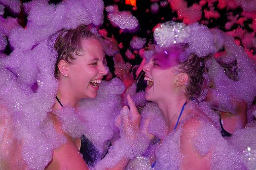 Geanimeerd schuimfeest met lachende jonge vrouwen op camping CAPFUN Mille Pépites in Carnon (34).