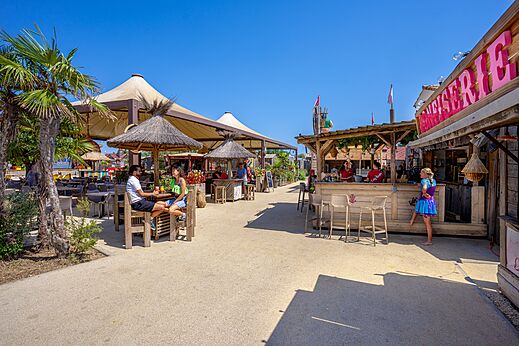 Buitenbar en restaurant, schaduwrijke terrassen op camping CAPFUN Mille Pépites in Carnon (34).