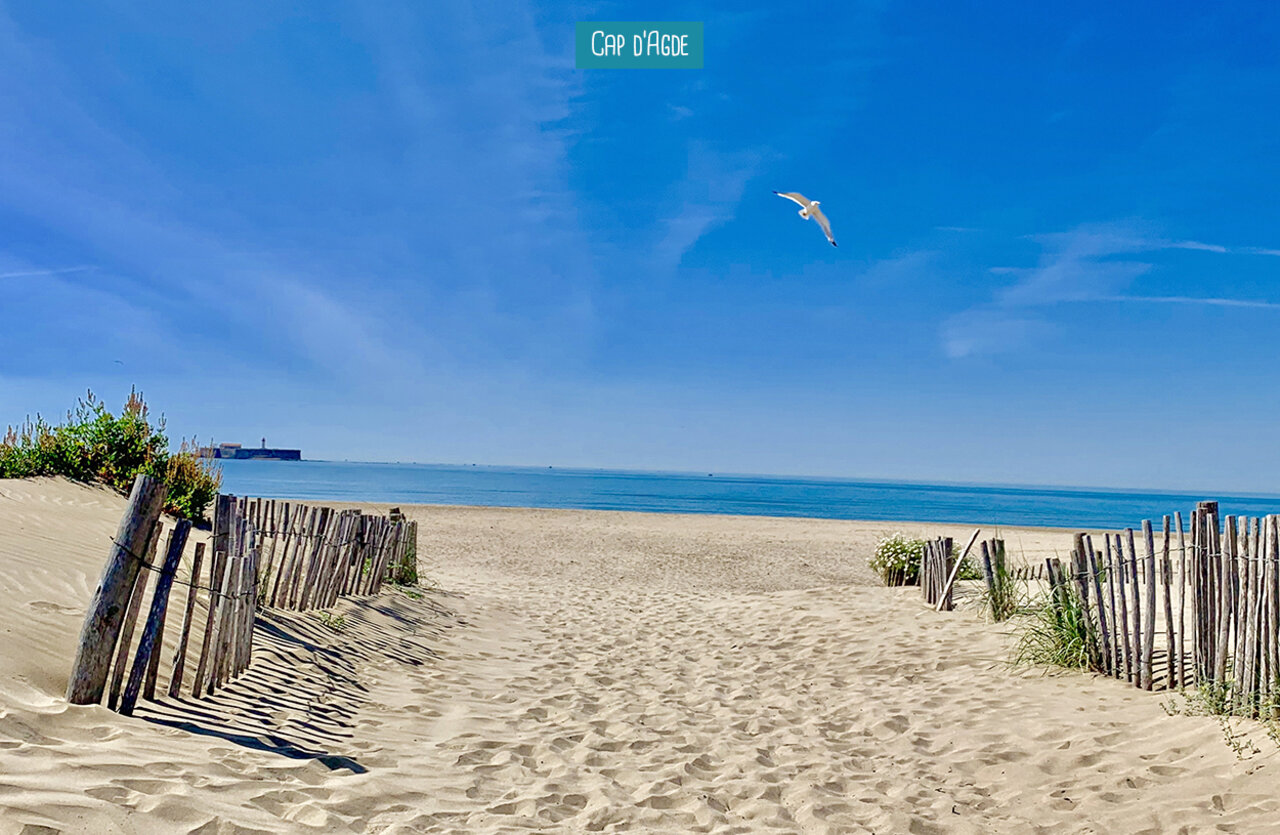 Plage de sable fin et mer M�diterran�e au Cap d'Agde, H�rault.
