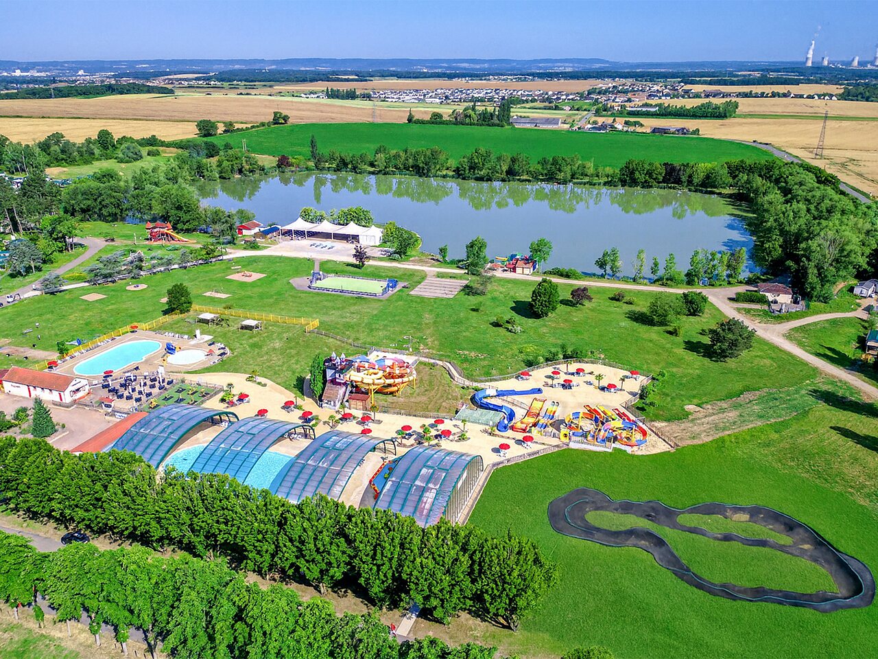 Luchtfoto waterpark, zwembaden op camping CAPFUN Mirabelle in VOLSTROFF.