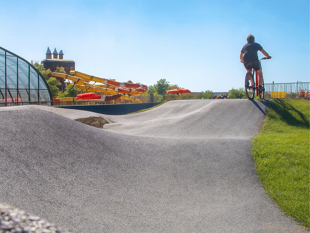 Pump track voor fietsen en waterglijbanen op CAPFUN Mirabelle, VOLSTROFF.