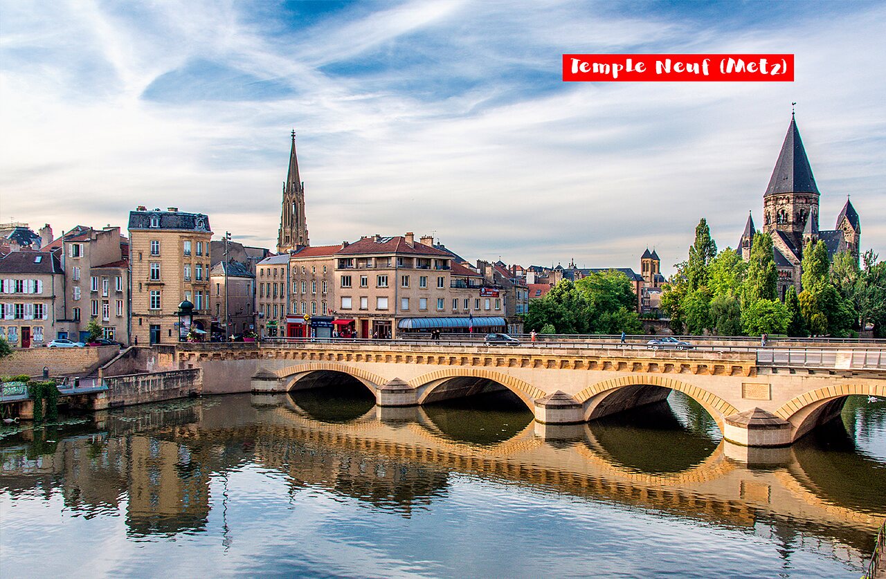 Temple Neuf van Metz en brug over de Moezel, bezienswaardigheid.