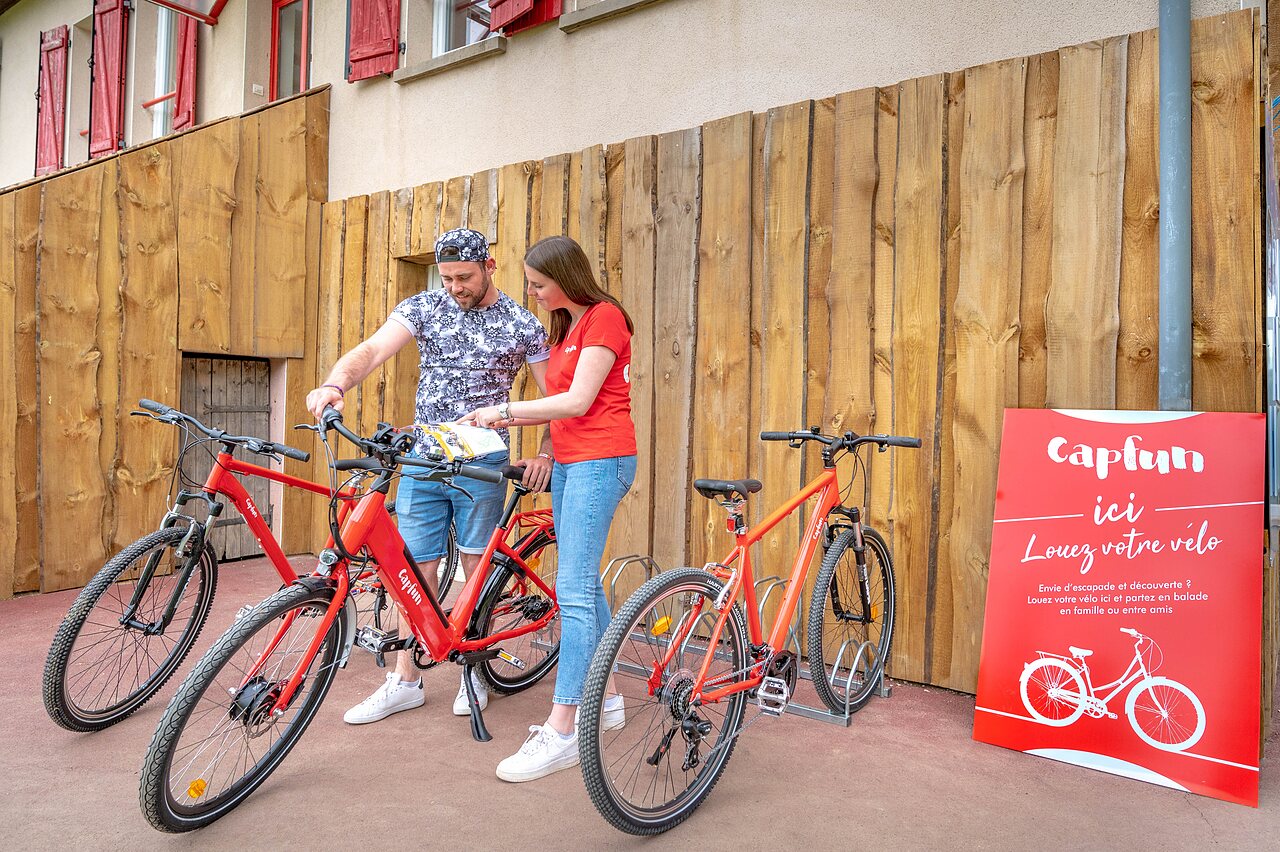 Koppel huurt rode fietsen op camping CAPFUN Mirabelle in VOLSTROFF (57).