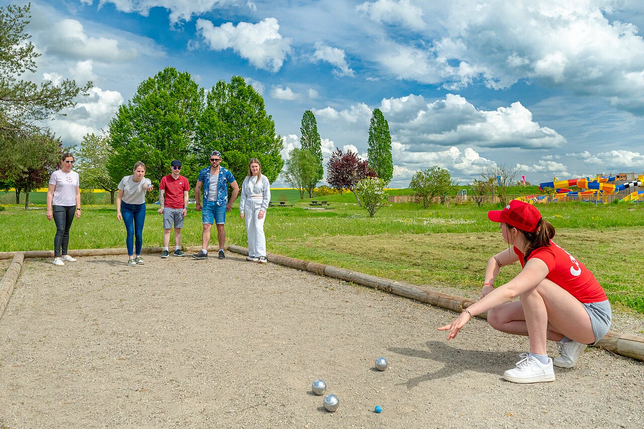 Vrienden spelen jeu de boules op camping CAPFUN Mirabelle in VOLSTROFF (57).