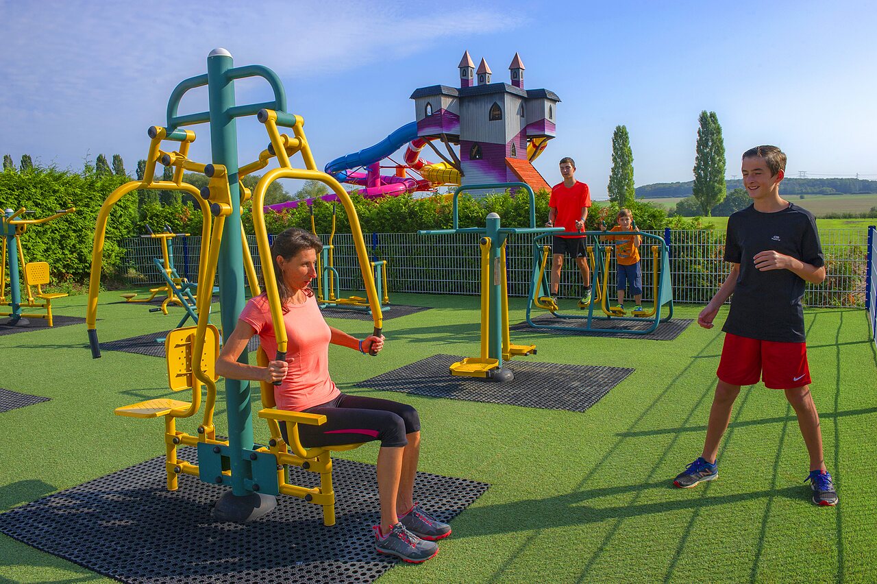Outdoor fitnessapparatuur, mensen trainen, waterkasteel op camping CAPFUN Mirabelle VOLSTROFF (57).