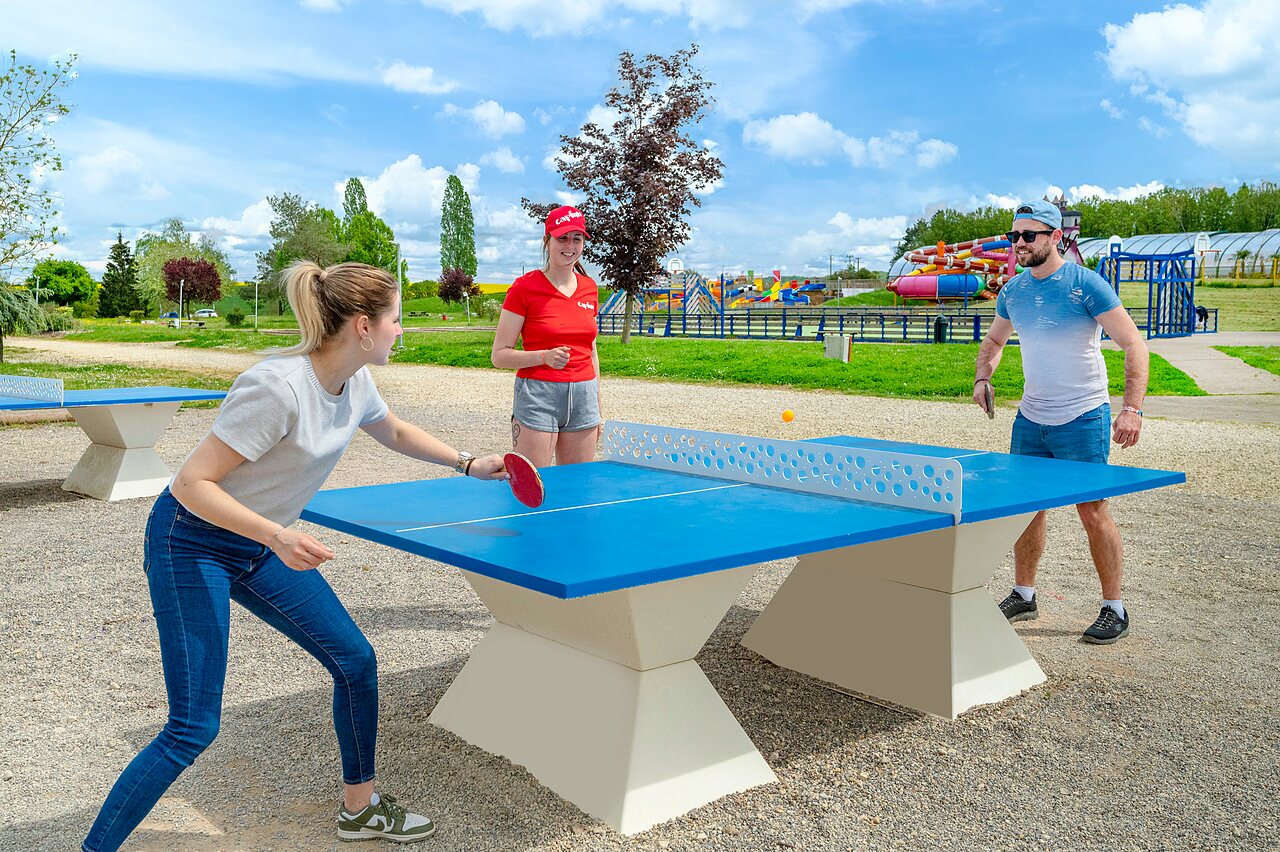Tafeltenniswedstrijd buiten op camping CAPFUN Mirabelle in VOLSTROFF (57).