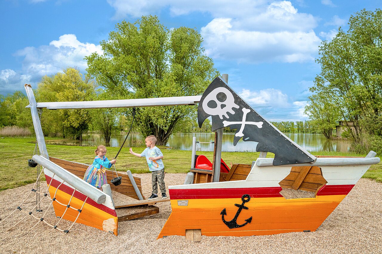 Piratenboot speeltuin met kinderen op camping CAPFUN Mirabelle in VOLSTROFF (57).