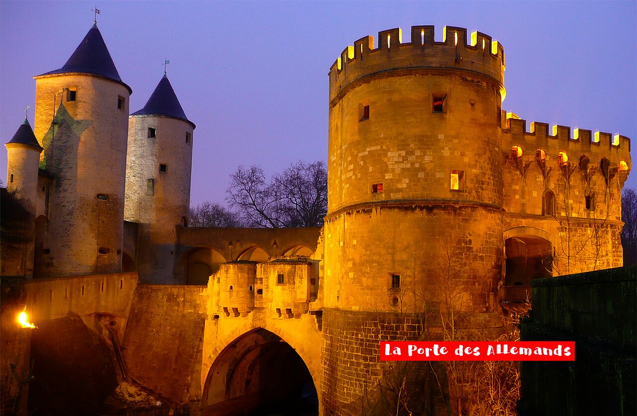 Porte des Allemands, verlicht historisch monument in Metz, te bezoeken nabij de camping.