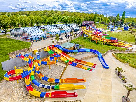 Reusachtige waterglijbanen en overdekte zwembaden op camping CAPFUN Mirabelle in VOLSTROFF (57).
