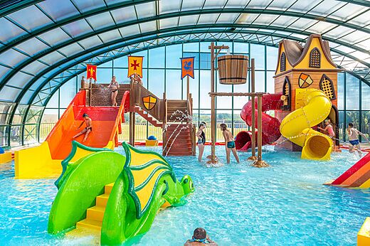 Water speelparadijs met glijbanen op camping CAPFUN Mirabelle in VOLSTROFF (57).
