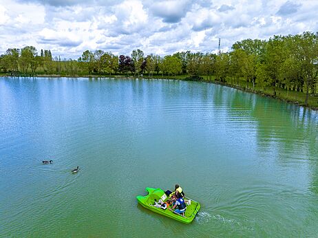 Waterfietsactiviteit op het meer van camping CAPFUN Mirabelle in VOLSTROFF (57).
