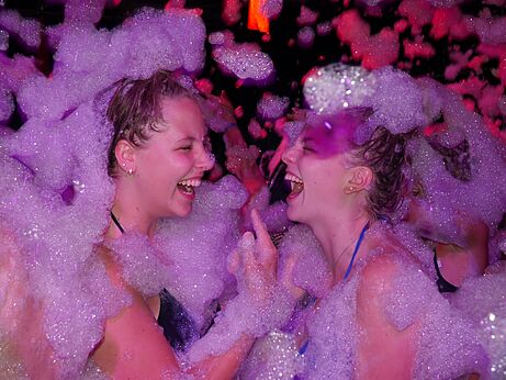 Levendig schuimfeest, vrolijke jonge vrouwen op camping CAPFUN Mirabelle in VOLSTROFF (57).