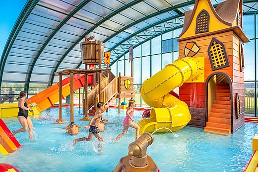 Overdekt zwembad, waterspelen en glijbanen CAPFUN Mirabelle in VOLSTROFF (57).