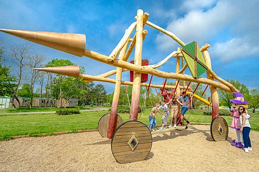Houten speeltuin met kinderen op camping CAPFUN Mirabelle in VOLSTROFF (57).