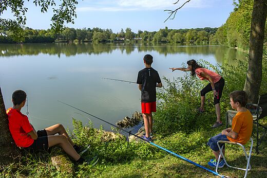 Familie vist aan het meer van camping CAPFUN Mirabelle in VOLSTROFF (57).