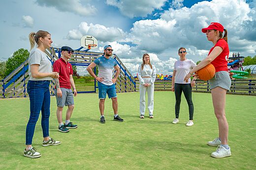 Multisportterrein met groep volwassenen en animator op camping CAPFUN Mirabelle in VOLSTROFF (57).