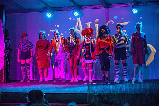 Animatieshow met personages op camping CAPFUN Mirabelle in VOLSTROFF (57).