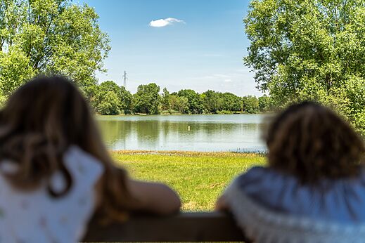 Rustig meer omringd door groene bomen op camping CAPFUN Mirabelle in VOLSTROFF (57).