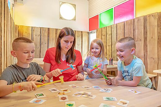 Kinderanimatie, bordspel met begeleider op camping CAPFUN Mirabelle in VOLSTROFF.