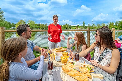 Familie eet op terras restaurant camping CAPFUN Mirabelle in VOLSTROFF (57).