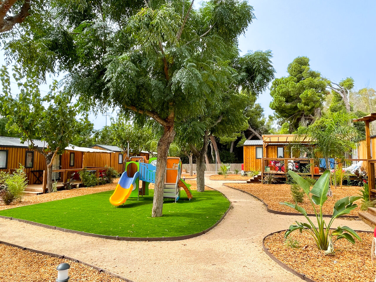 Speeltuin en moderne stacaravans op camping CAPFUN Mirmanda in Cambrils - Vinyols i els Arcs (43).