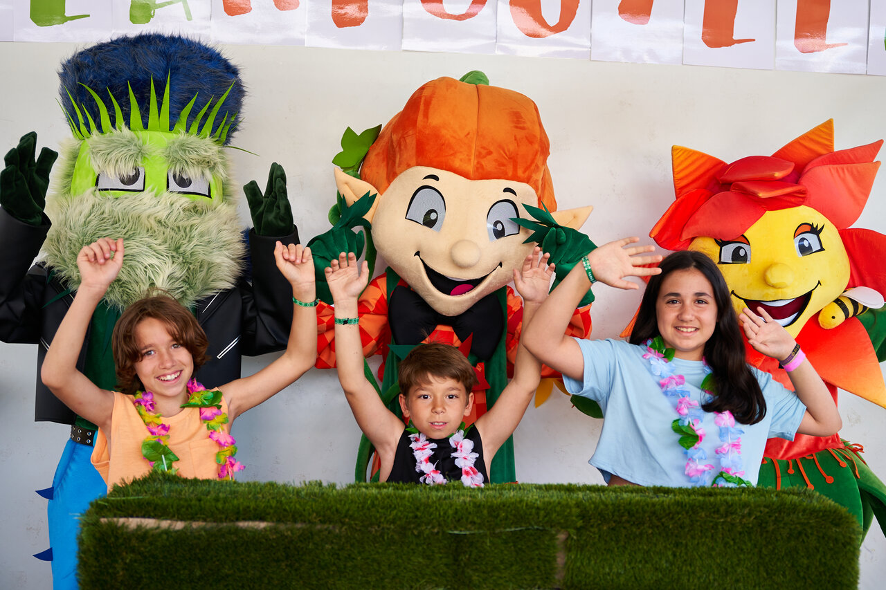 Lachende kinderen met mascottes voor animatie op camping CAPFUN Mirmanda, Cambrils.