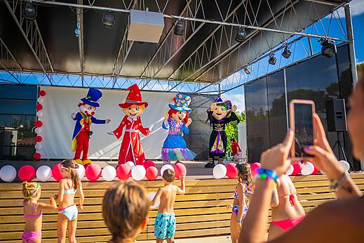 Animatieshow met mascottes en kinderen op camping CAPFUN Mirmanda in Cambrils - Vinyols i els Arcs (43)