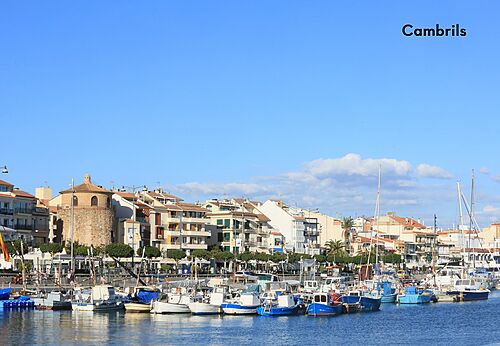 Haven van Cambrils met boten en kleurrijke gebouwen, een plek om te bezoeken.