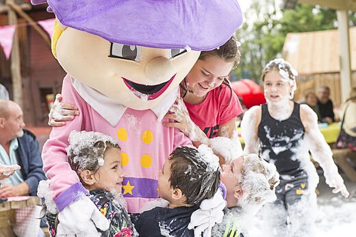Schuimanimatie met mascotte en kinderen op camping CAPFUN Mirmanda in Cambrils - Vinyols i els Arcs.